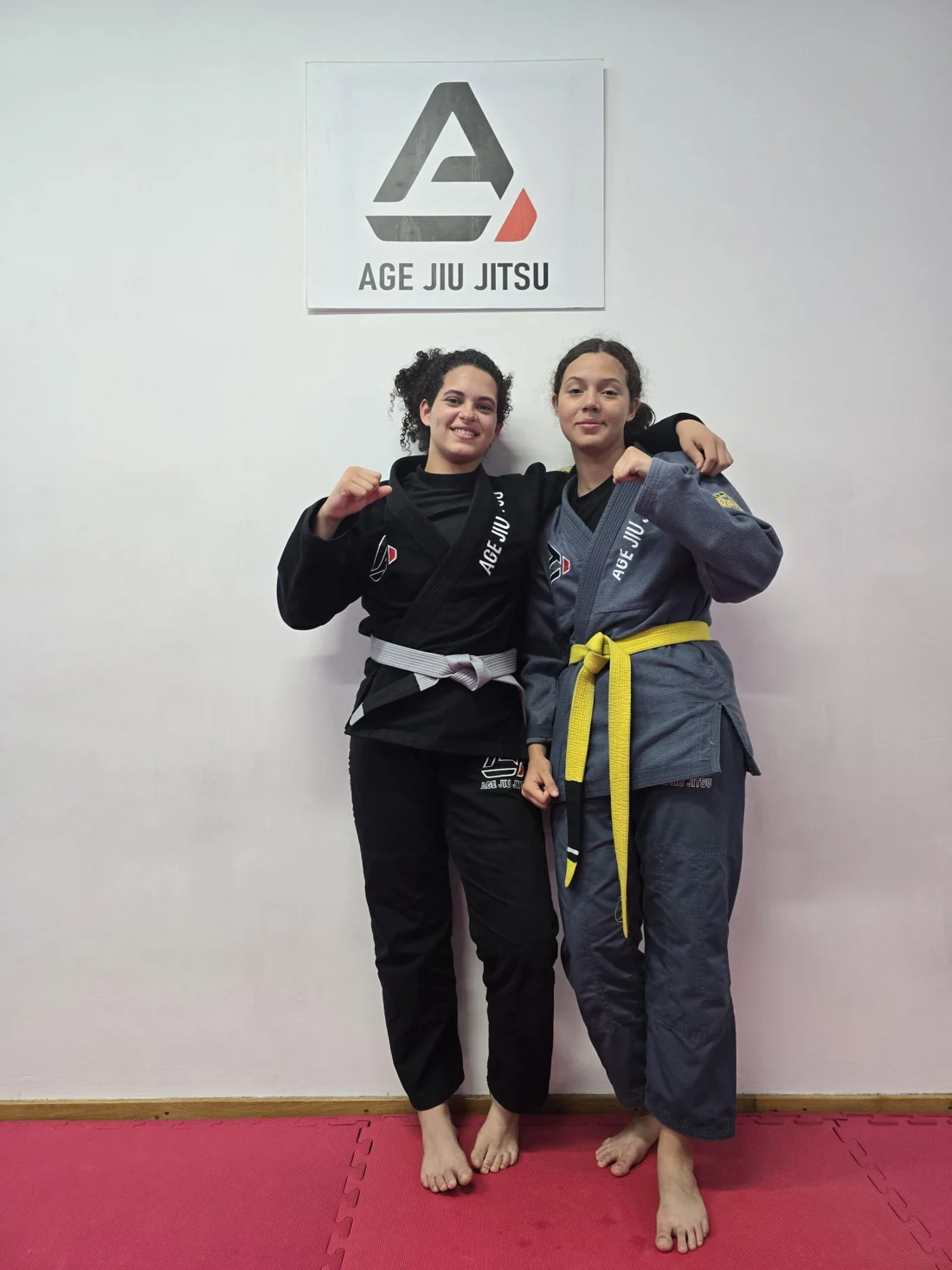 Duas praticantes da AGE juntas no espaço da escola