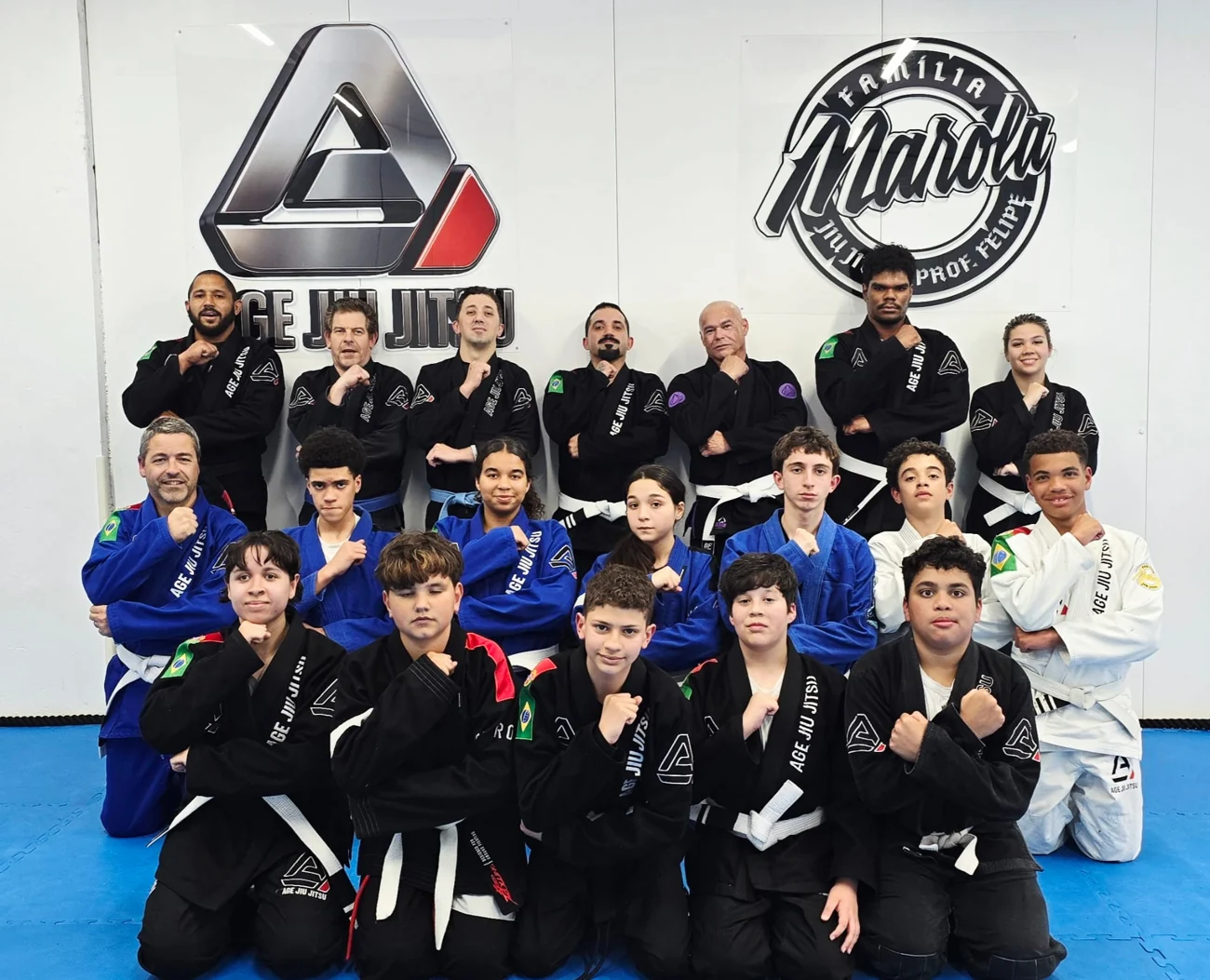 Alunos da AGE no espaço de treino da escola
